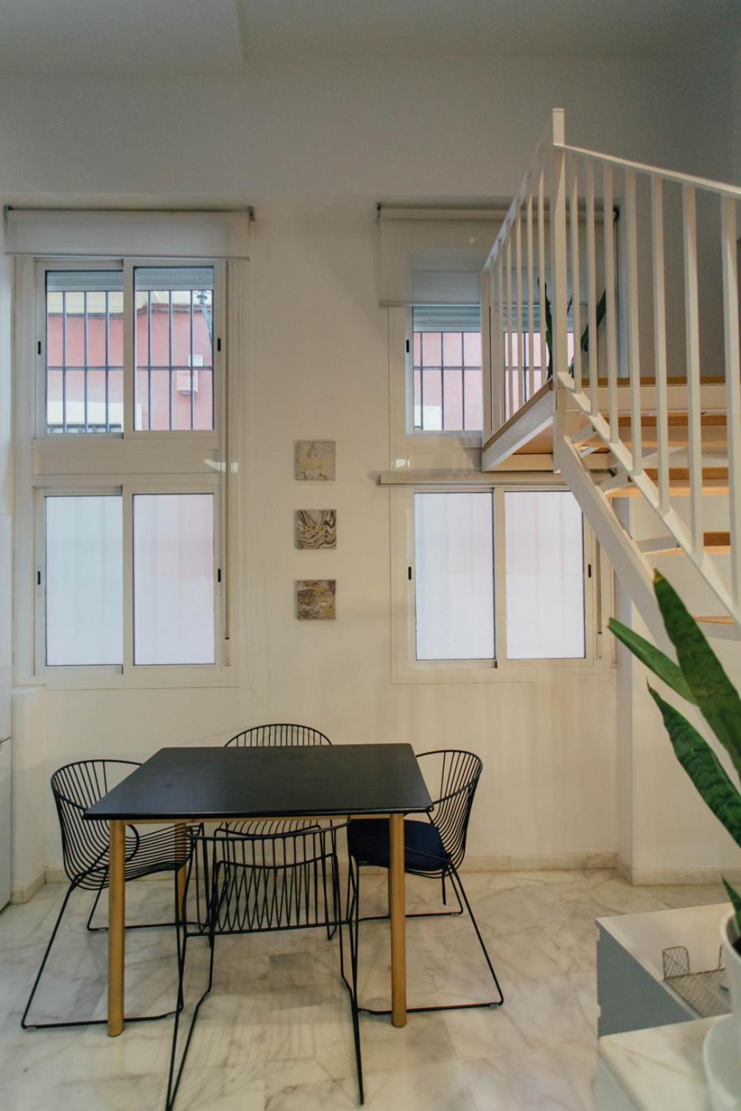 Cozy Next To The Alameda -2bdrm 1,5 Bath Appartement *